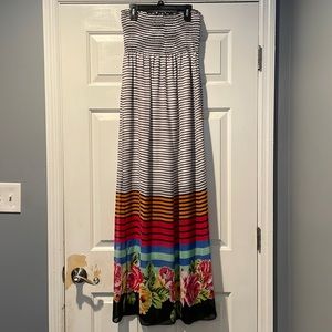 Strapless long maxi dress. Very comfortable! Great for those beach trips! Medium